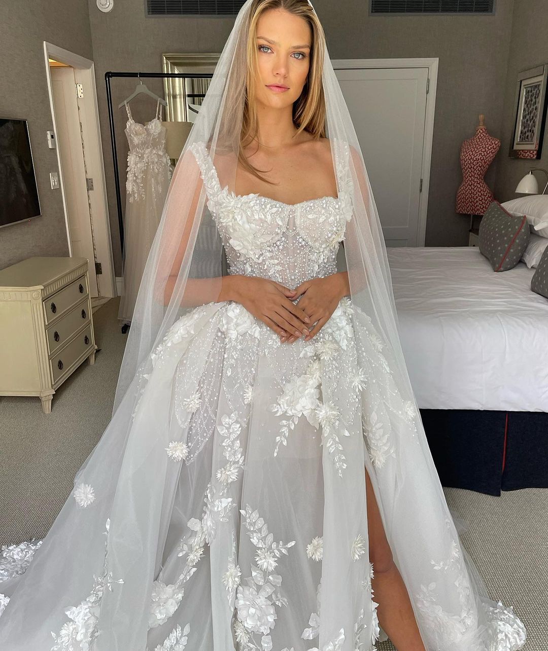2025 New Fashion Exquisite White Wedding Dresses Appliques Beads High Spit Bridal Gowns Sweep Train Wedding Dresses Formal Occasion Customized Vestido
