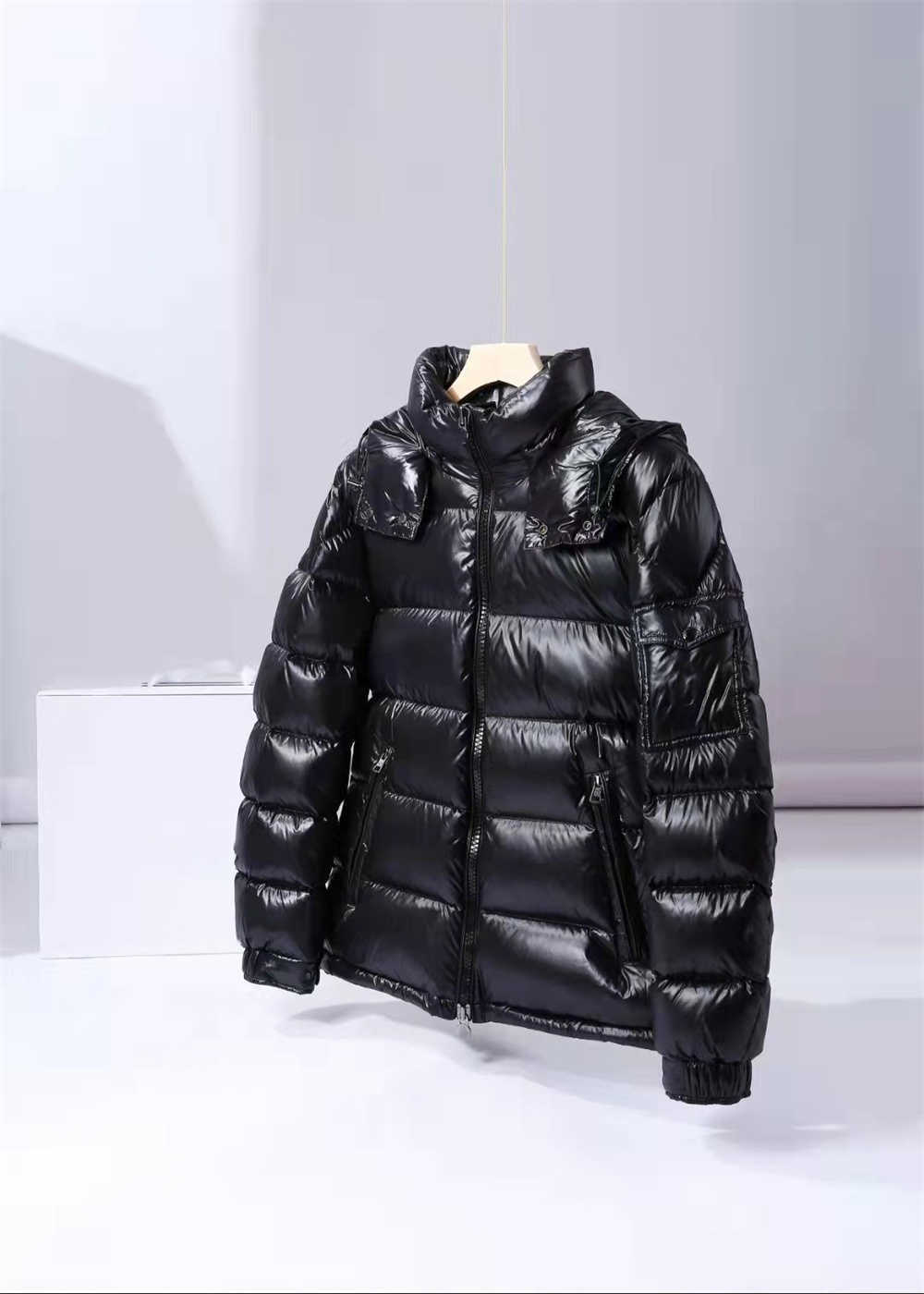 Monclair Heavy strikes 2022 autumn and winter new classic shiny hooded down jacket couple models, Black
Monclair Heavy strikes 2022 autumn and winter new classic shiny hooded down jacket couple models, Black