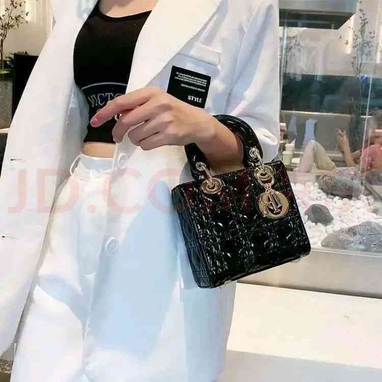 Handbags Chr1st1ans Luxury Bags Leather Fashion Bag Women's Diana's Matte Dumb 2022 Portable Patent Versatile, Genuine at the counter lacquer red
Handbags Chr1st1ans Luxury Bags Leather Fashion Bag Women's Diana's Matte Dumb 2022 Portable Patent Versatile, Genuine at the counter lacquer red