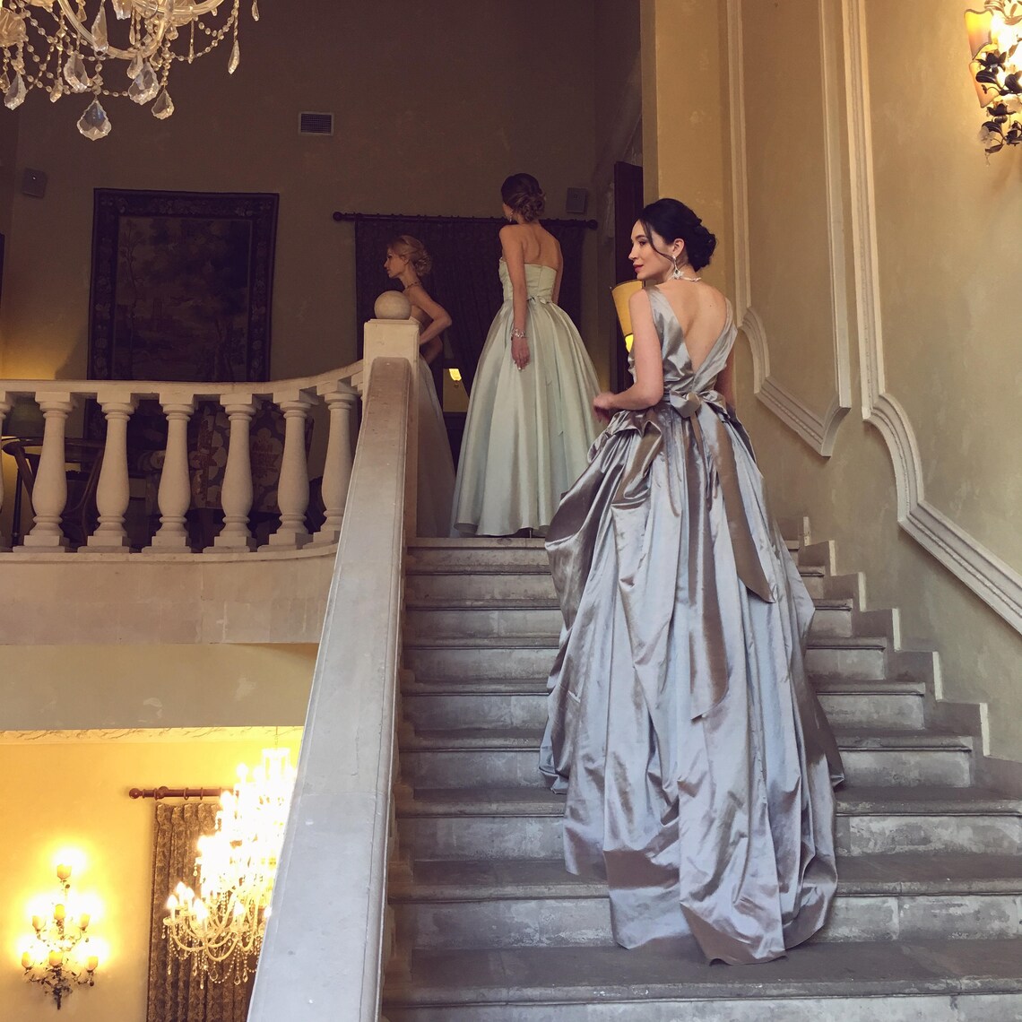 Vintage Silk Satin A Line Wedding Dress Draped Ruched Skirt Long Bridal Gowns 2022 V-Neck Sleeveless Gothic Bride Dresses Custom Made
