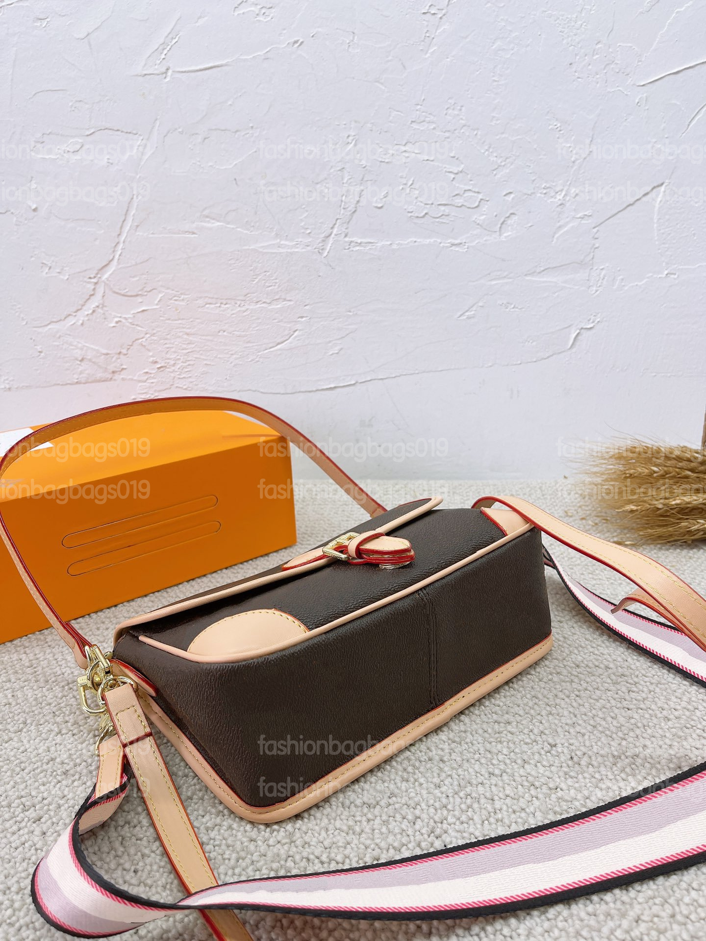 M46049 2022ss Design Diane Shoulder Bags 90s Classic Vintage Pink Wide Jacquard Strap Cross Body Monograms Flower Flap Designers Womens Handbags Purses
M46049 2022ss Design Diane Shoulder Bags 90s Classic Vintage Pink Wide Jacquard Strap Cross Body Monograms Flower Flap Designers Womens Handbags Purses