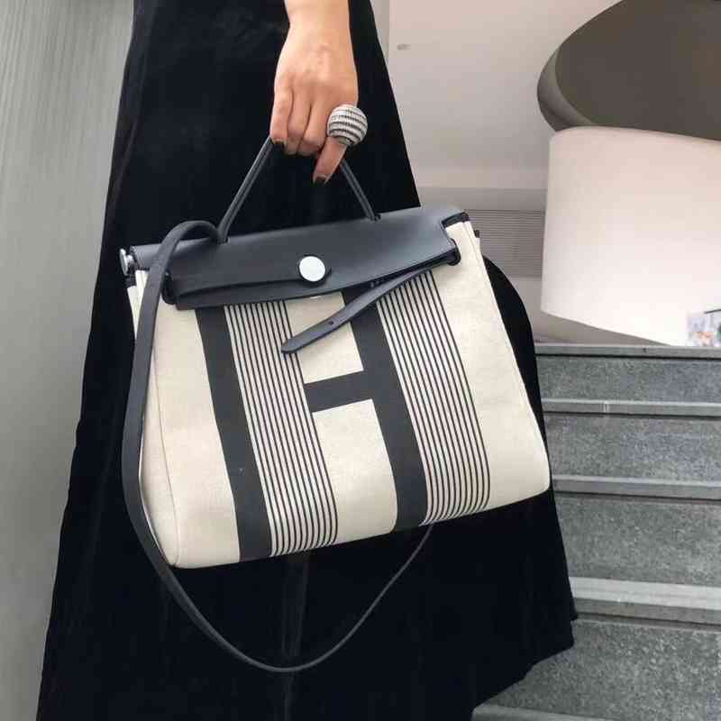 Designer Handbags Herme herbag Bag 31cm Cowhide Light Waterproof Canvas Letter Messenger and Women's Bag Portable Large Capacity, Black outer seam
Designer Handbags Herme herbag Bag 31cm Cowhide Light Waterproof Canvas Letter Messenger and Women's Bag Portable Large Capacity, Black outer seam