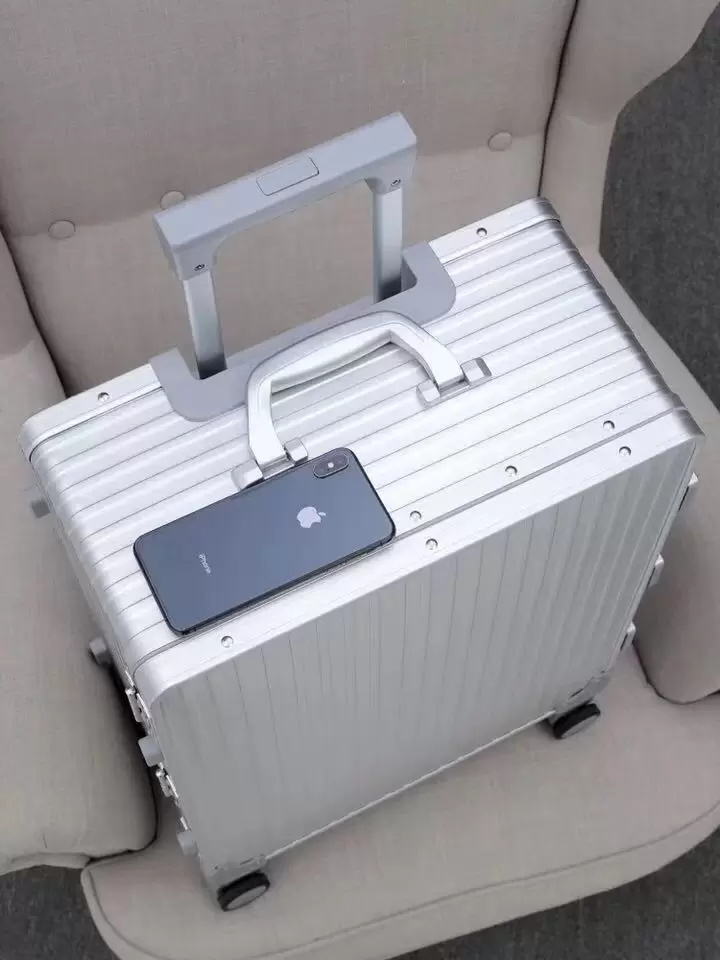 Irisbobs high quality Aluminum customized size traveling luggage suitcase with fashionable spiner
Irisbobs high quality Aluminum customized size traveling luggage suitcase with fashionable spiner
