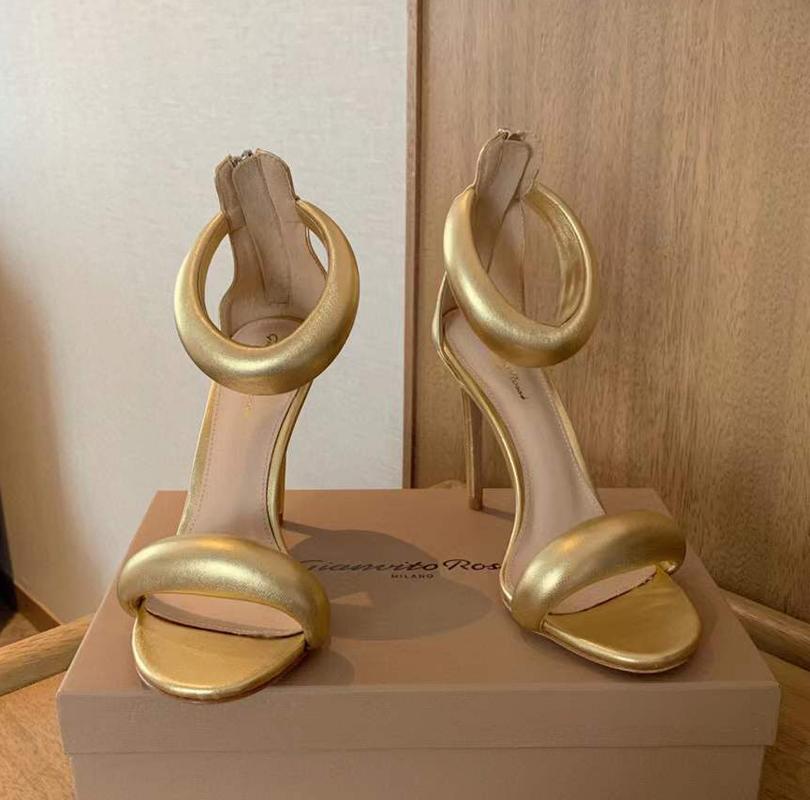 Fashion Gianvito 10.5cm stiletto Heels Sandals sky-high heel for women summer luxury designer shoes golden Calf leather foot strap heele, Gold
Fashion Gianvito 10.5cm stiletto Heels Sandals sky-high heel for women summer luxury designer shoes golden Calf leather foot strap heele, Gold