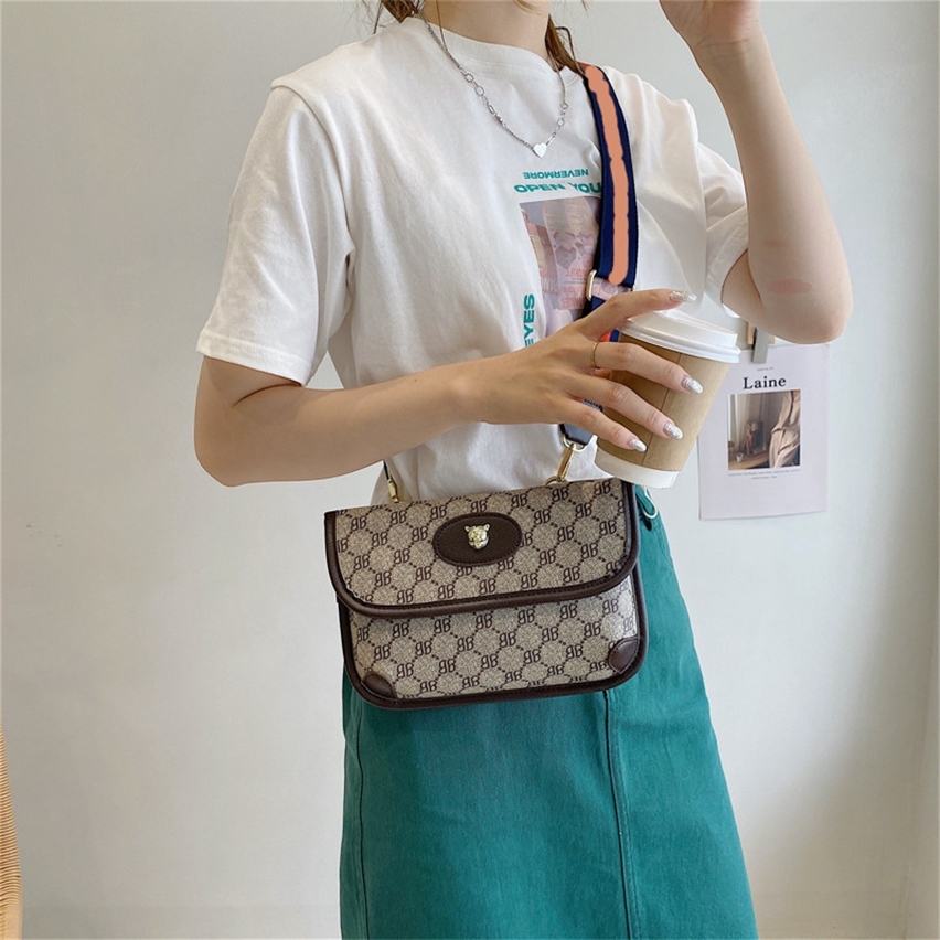 Purse New broadband printed single shoulder messenger bag women's leisure multifunctional flower chest bag, The letter is brown
Purse New broadband printed single shoulder messenger bag women's leisure multifunctional flower chest bag, The letter is brown