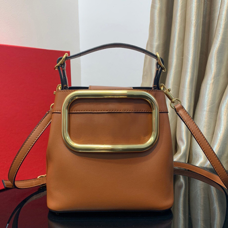 Design Diagonal Shoulder Bag Retro Solid Color Hardware Logo Large Capacity Leather Handbag Ladies New Fashion Bucket Bag, Champagne
Design Diagonal Shoulder Bag Retro Solid Color Hardware Logo Large Capacity Leather Handbag Ladies New Fashion Bucket Bag, Champagne