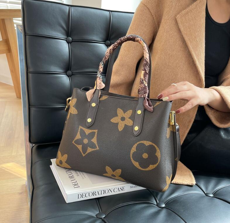 Designer Shoulder Bag Retro Female Trendy Handbag Luxury Big Fashion High Capacity Shopper Shopping Tote 2541E
Designer Shoulder Bag Retro Female Trendy Handbag Luxury Big Fashion High Capacity Shopper Shopping Tote 2541E
