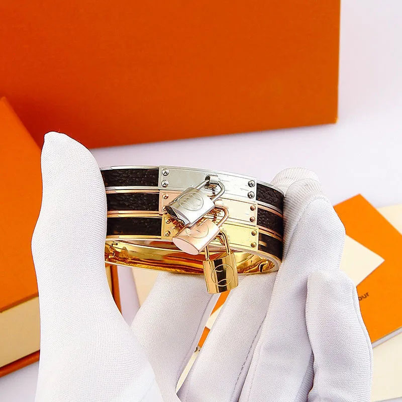 Fashion letter Lock Bangle Unisex lover Charm Bracelet classic high quality designer jewelry Gift
Fashion letter Lock Bangle Unisex lover Charm Bracelet classic high quality designer jewelry Gift