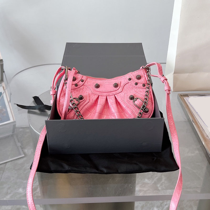 Le Alligator Chain handbag Crossbody bag Women Shoulder bags underarm Cool girl Purse lady Real leather Sac High quality Fashion letters Removable strap, Box
Le Alligator Chain handbag Crossbody bag Women Shoulder bags underarm Cool girl Purse lady Real leather Sac High quality Fashion letters Removable strap, Box