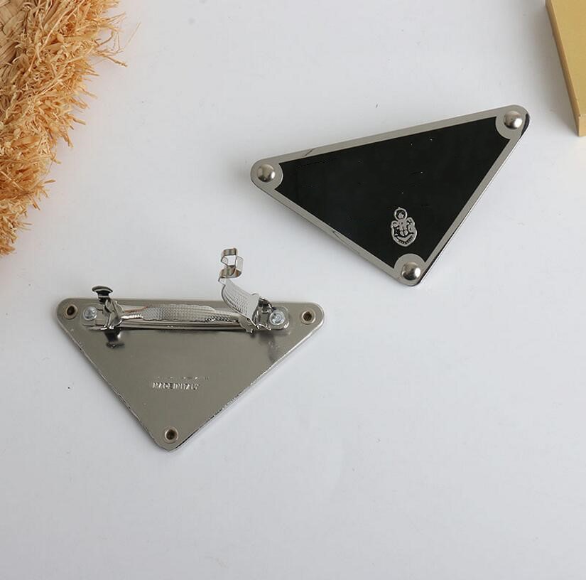 European and American retro letters Hair Clips & Barrettes high-end black and white 2 colors back head headdress female fast delivery
European and American retro letters Hair Clips & Barrettes high-end black and white 2 colors back head headdress female fast delivery