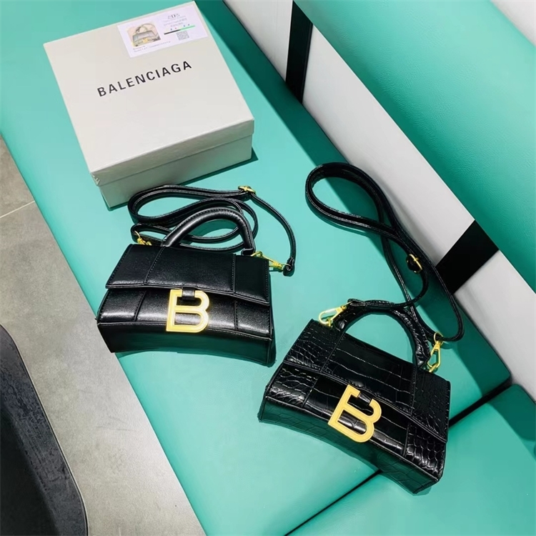 38% OFF Texture small bag new simple crocodile pattern metal fashion women's temperament One Shoulder Messenger Bag, Smooth ribbon gift box
38% OFF Texture small bag new simple crocodile pattern metal fashion women's temperament One Shoulder Messenger Bag, Smooth ribbon gift box