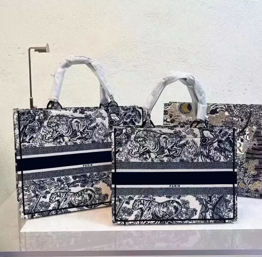Top Quality Designer Totes Fashion Tote Woman Bag Canvas Screen Print Luxury Black Letter Handbags Design Shoulder Bags Lady Cowboy Purse 41cm 36cm
Top Quality Designer Totes Fashion Tote Woman Bag Canvas Screen Print Luxury Black Letter Handbags Design Shoulder Bags Lady Cowboy Purse 41cm 36cm