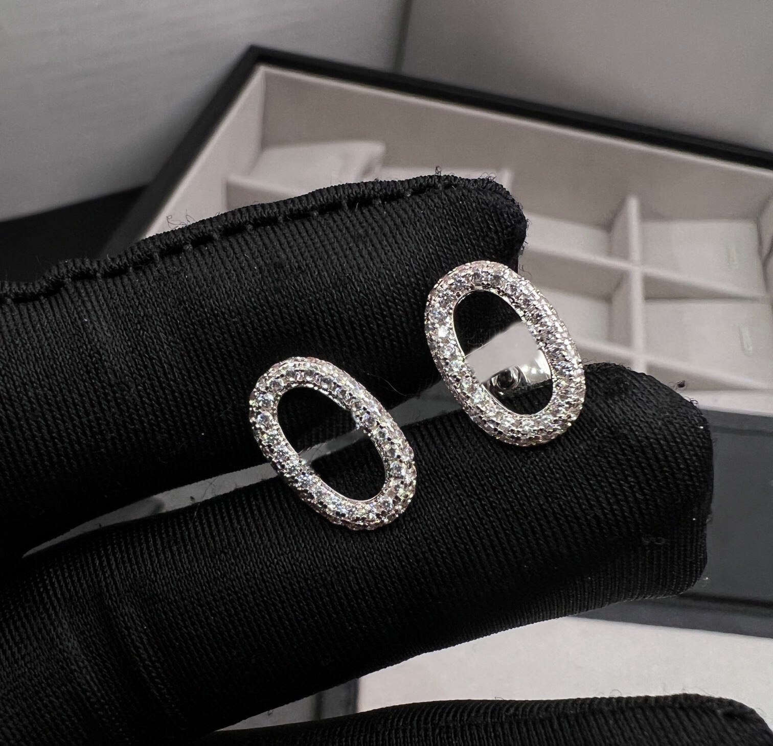 S925 silver Charm stud earring with sparkly diamond in platinum color plated for women weddin jewelry gift have box stamp PS7833
S925 silver Charm stud earring with sparkly diamond in platinum color plated for women weddin jewelry gift have box stamp PS7833