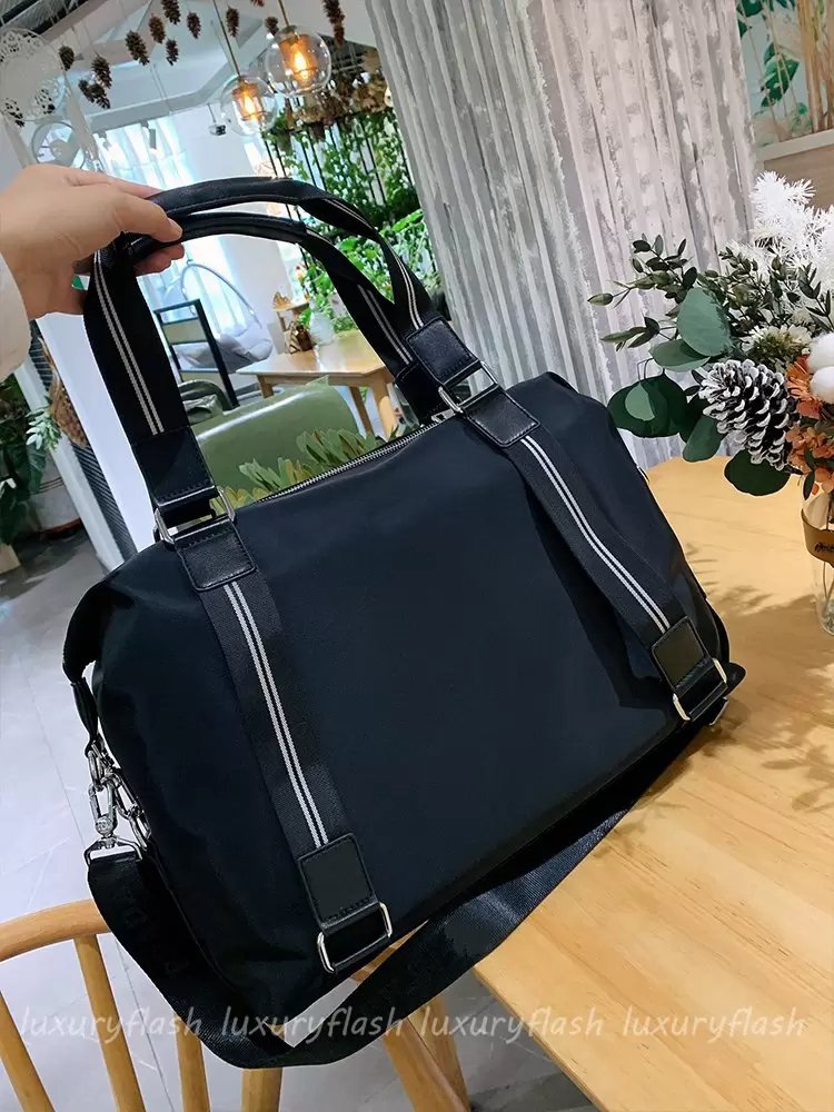Fashion Laptop Bags Large-capacity Waterproof Solid Color Computer Bag Luxury Designer Black Mens and Womens Handbags Leisure Travel
Fashion Laptop Bags Large-capacity Waterproof Solid Color Computer Bag Luxury Designer Black Mens and Womens Handbags Leisure Travel