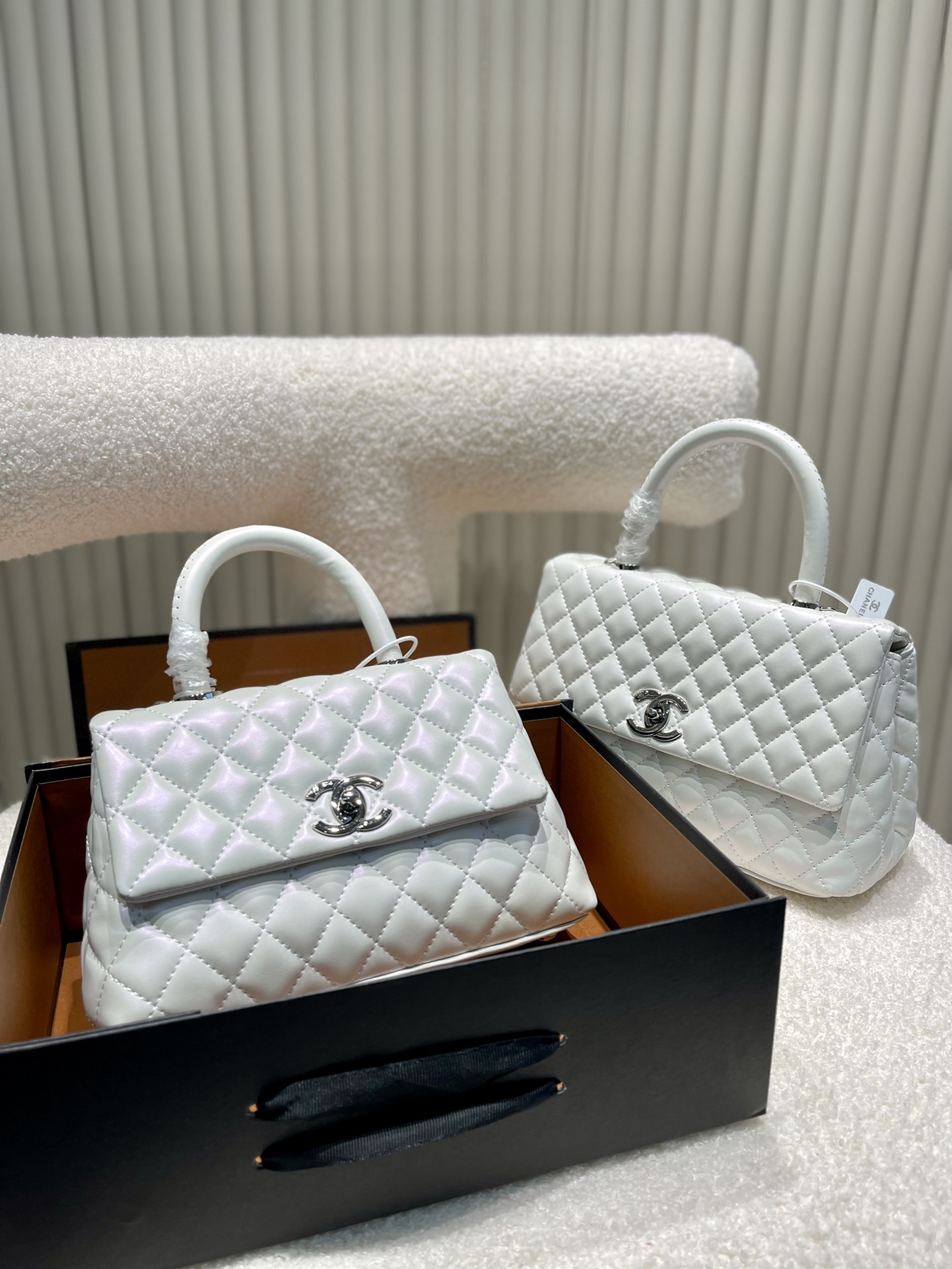 Chanel women Handbag purse Designer Totes Bags Handmade Luxury designer Handbags classic fashion Togo leather wallet pochette clutch 0200
Chanel women Handbag purse Designer Totes Bags Handmade Luxury designer Handbags classic fashion Togo leather wallet pochette clutch 0200
