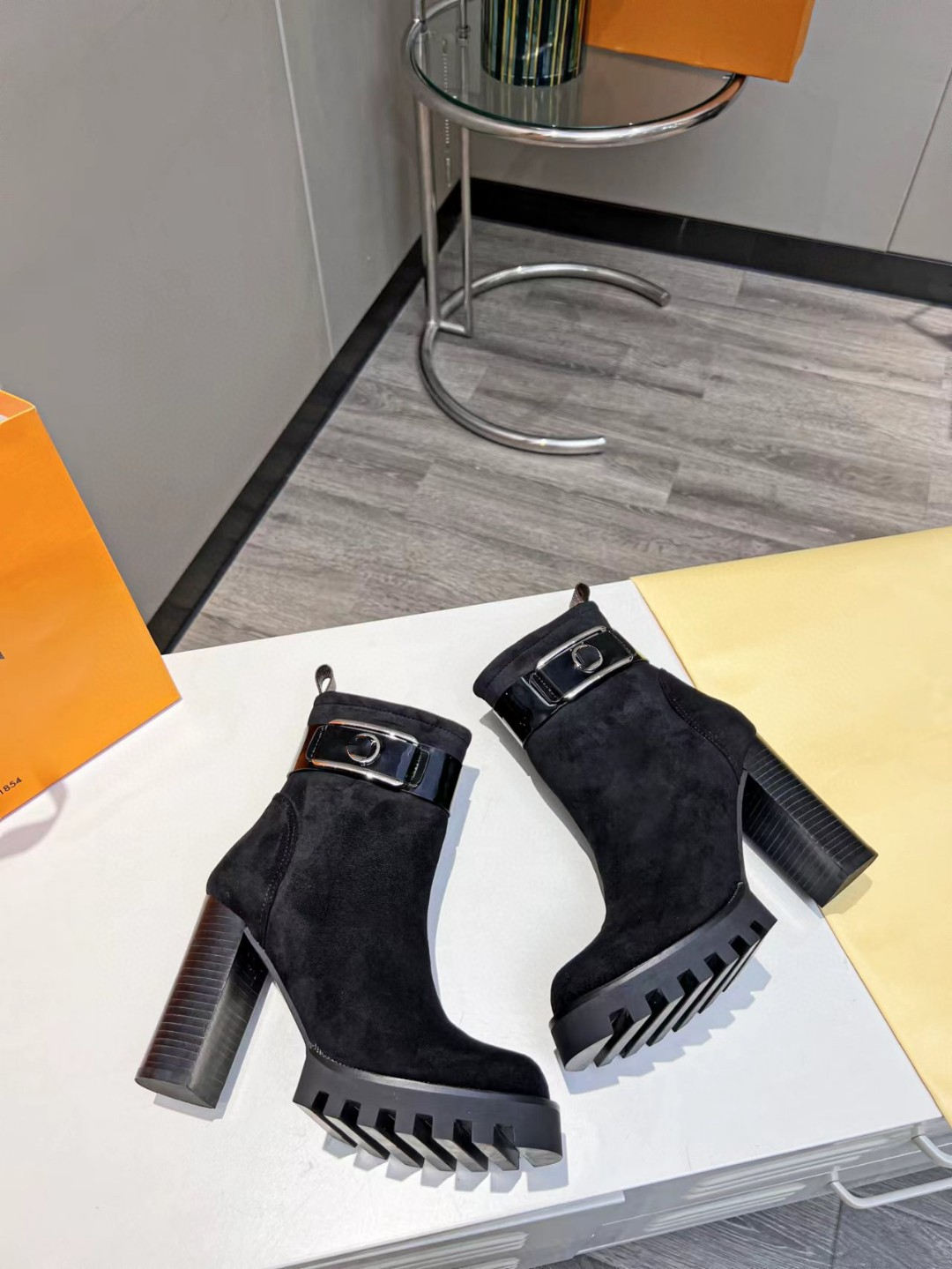 new Top designer leather high-top boots shoe women with letterhead logo printed on Martin boots cowhide size 35-42, As pic1
new Top designer leather high-top boots shoe women with letterhead logo printed on Martin boots cowhide size 35-42, As pic1