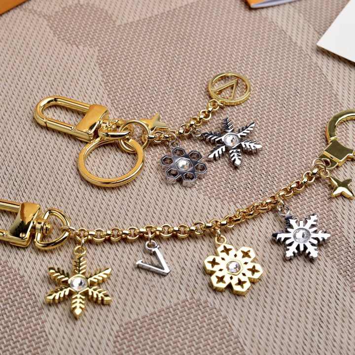 Silver Stylish Keychain Luxury Designer Snowflake Keys Pendant Key Buckle Classic Letter Metal Chain High Quality Keychains Bag Ornaments
Silver Stylish Keychain Luxury Designer Snowflake Keys Pendant Key Buckle Classic Letter Metal Chain High Quality Keychains Bag Ornaments