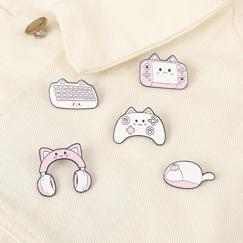 European Games Series Pink Cat Shaped Brooches Pins Keyboard Headset Mouse Game Machine Clothes Badges Ornaments Backpack Sweater Jeans Collar Pins
European Games Series Pink Cat Shaped Brooches Pins Keyboard Headset Mouse Game Machine Clothes Badges Ornaments Backpack Sweater Jeans Collar Pins