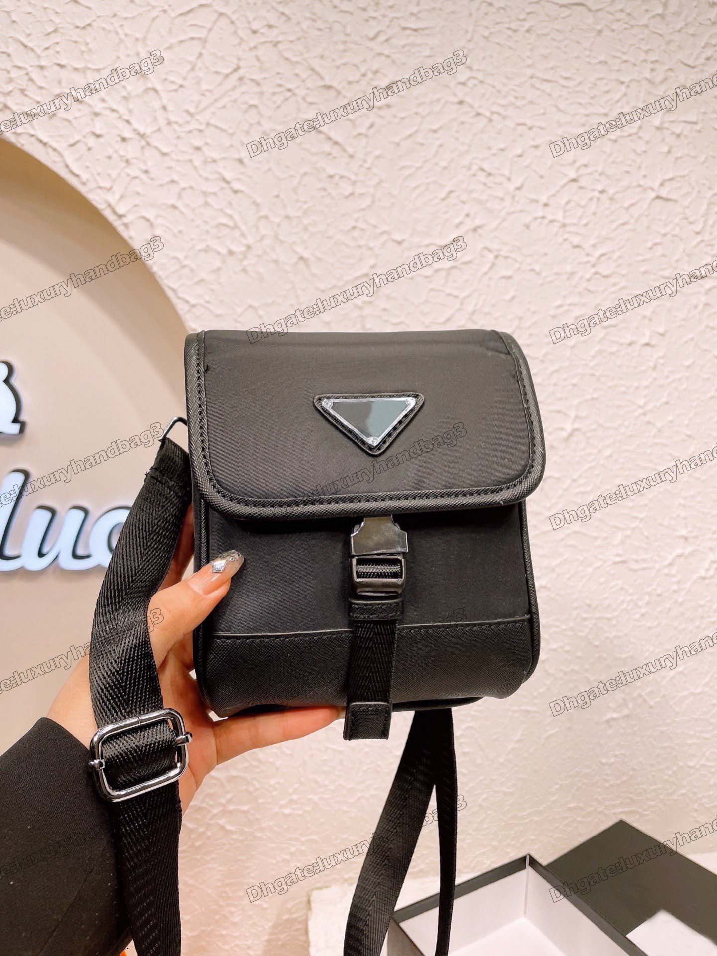 Mens Luxury Re-Nylon Shoulder Bag Black Practical Leather Shoulder Bag Adjustable Woven Shoulder Strap Flap Pockets Nylon Luxurys Designers Bags
Mens Luxury Re-Nylon Shoulder Bag Black Practical Leather Shoulder Bag Adjustable Woven Shoulder Strap Flap Pockets Nylon Luxurys Designers Bags
