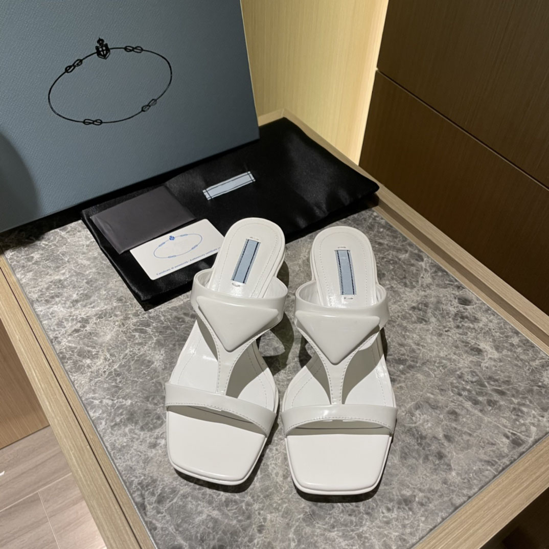 2022 Luxurious designer triangular sandals Brushed leather rubber sandal flat bottom Elegant and casual 001 square head slippers, Color 6
2022 Luxurious designer triangular sandals Brushed leather rubber sandal flat bottom Elegant and casual 001 square head slippers, Color 6