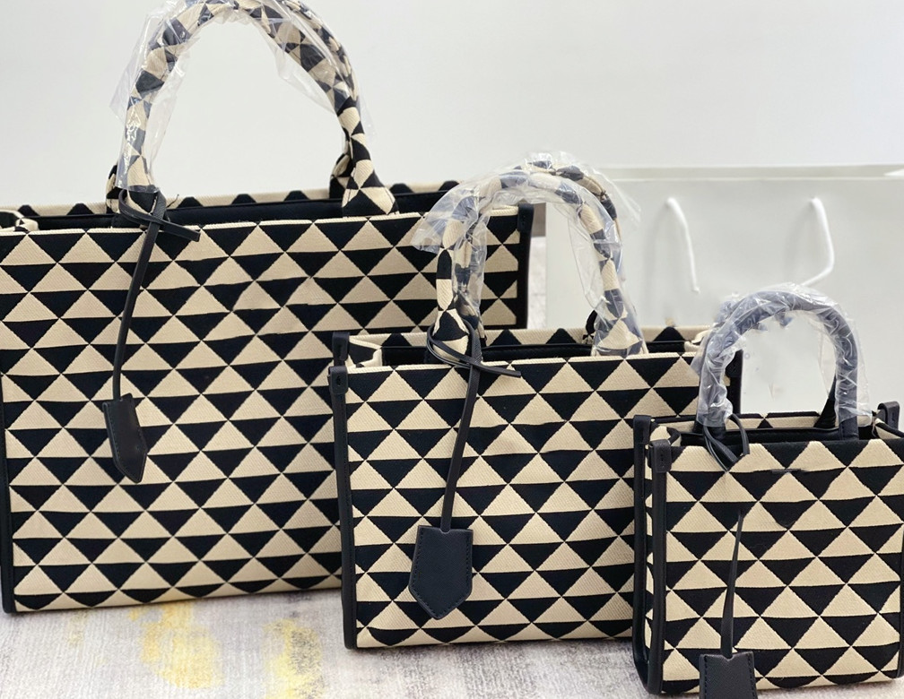 Summer 2022 new black-and-white triangle design Beach Bag Canvas lightweight fashion large capacity trend setter must, Make up the difference
Summer 2022 new black-and-white triangle design Beach Bag Canvas lightweight fashion large capacity trend setter must, Make up the difference