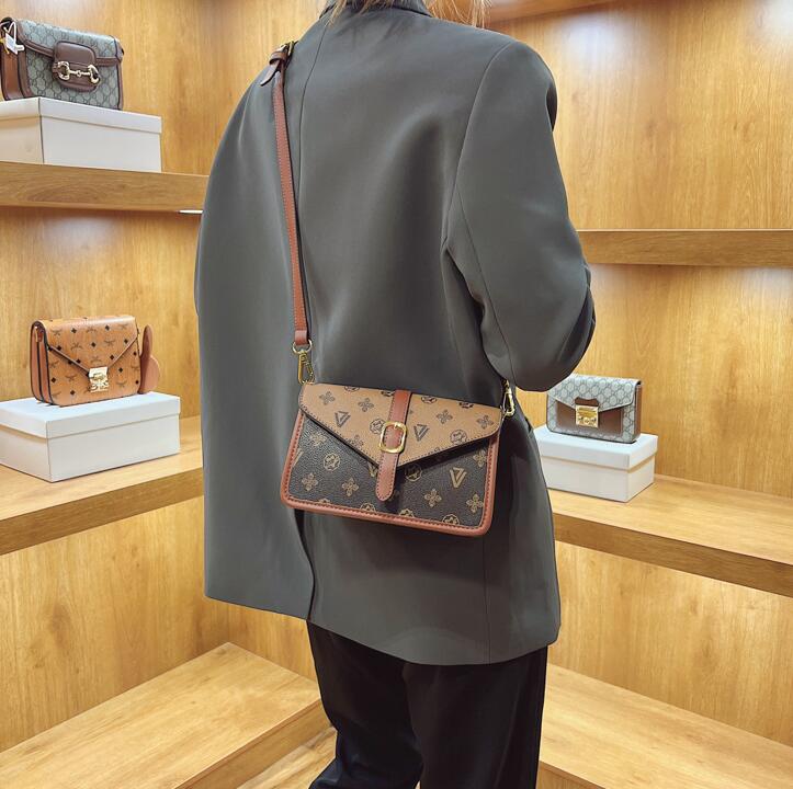 sales ladies leather bag simple versatile multi-layer printed handbag street trend plaid shoulder bags this year popular flip contrast leather handbags, Brown1-8633
sales ladies leather bag simple versatile multi-layer printed handbag street trend plaid shoulder bags this year popular flip contrast leather handbags, Brown1-8633
