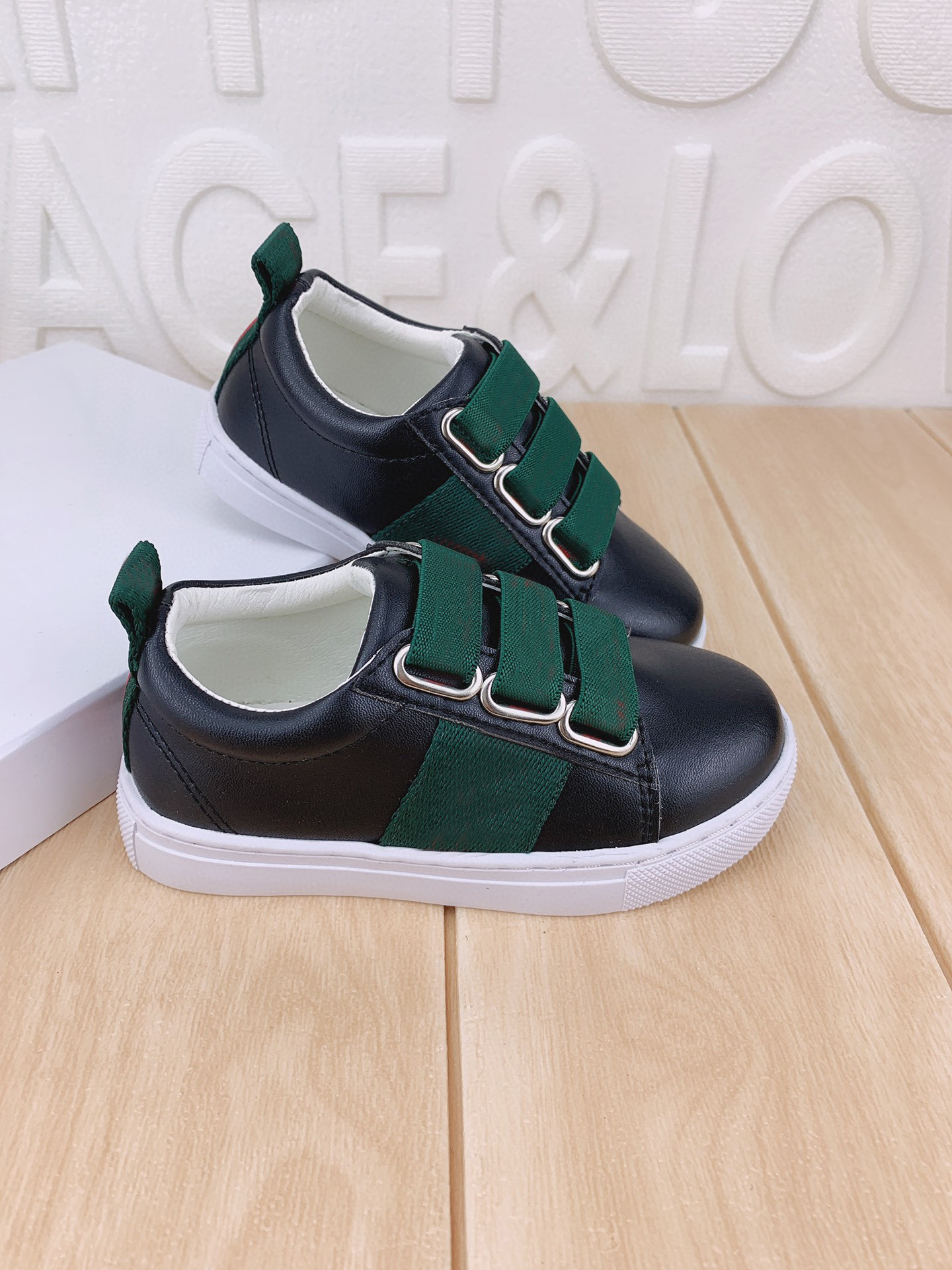2022 Luxury top Designer childrens infant sneakers walking fashion girl boys running shoes school baby casual shoes kids tops quality black shoe, Shipping pay
2022 Luxury top Designer childrens infant sneakers walking fashion girl boys running shoes school baby casual shoes kids tops quality black shoe, Shipping pay