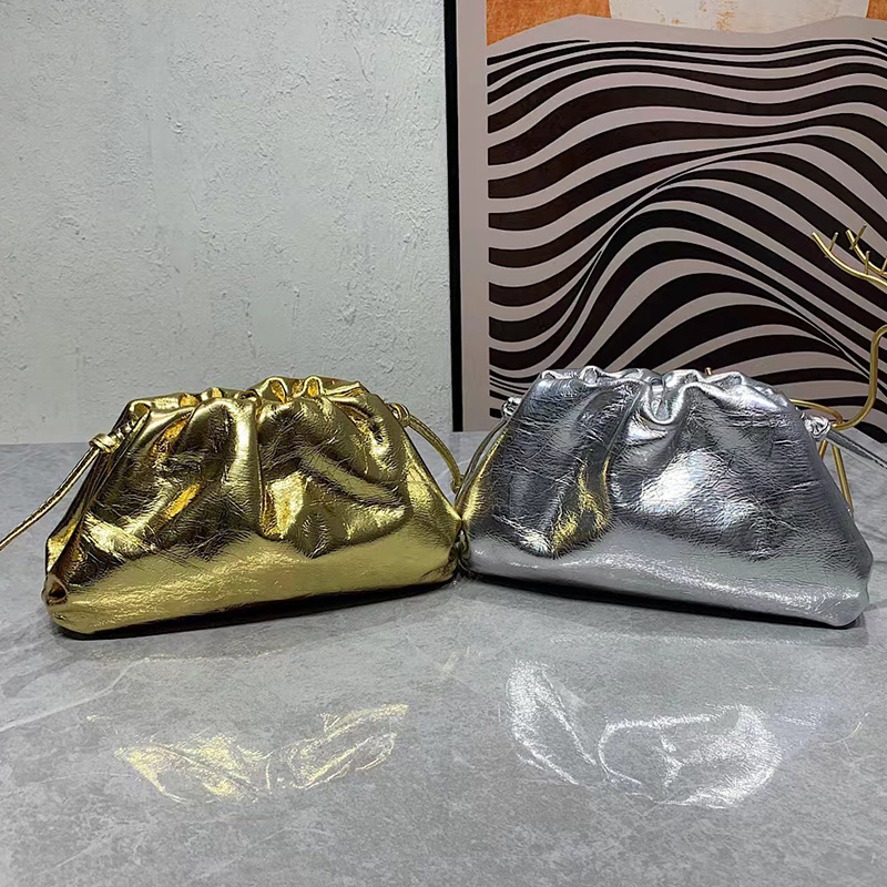 2022 5A+ Top Quality The Pouch oil wax skin Clutch Bags Genuine Leather Famous Desinger Brand Hand Fashion Women Cloud Bag Shoulder Bags, Gold
2022 5A+ Top Quality The Pouch oil wax skin Clutch Bags Genuine Leather Famous Desinger Brand Hand Fashion Women Cloud Bag Shoulder Bags, Gold