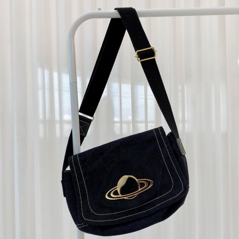 Designer bags Classic Saturn Large Canvas One Shoulder Messenger Bag Retro Used Bags Fashion Casual Black and White 2 Colors
Designer bags Classic Saturn Large Canvas One Shoulder Messenger Bag Retro Used Bags Fashion Casual Black and White 2 Colors