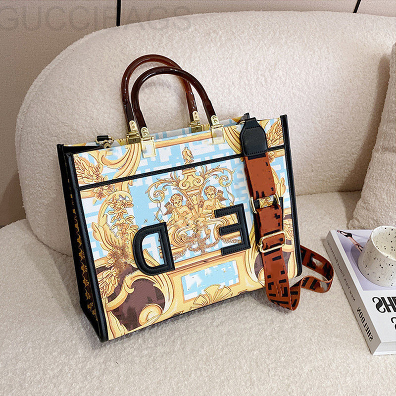 Designer fashion Luxury Tote Shopper Bag women Top Handle crossbody shoulder strap Beach handbag letter Roma print PU leather Travel Branded, Box
Designer fashion Luxury Tote Shopper Bag women Top Handle crossbody shoulder strap Beach handbag letter Roma print PU leather Travel Branded, Box