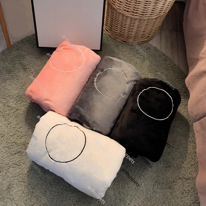 Warm Winter Plush Blankets Luxury Pattern Logo Pink Black Soft Blanket Christmas Comforter King Size Air Conditioning Bedroom Queen CushionsTextiles High Quality
Warm Winter Plush Blankets Luxury Pattern Logo Pink Black Soft Blanket Christmas Comforter King Size Air Conditioning Bedroom Queen CushionsTextiles High Quality