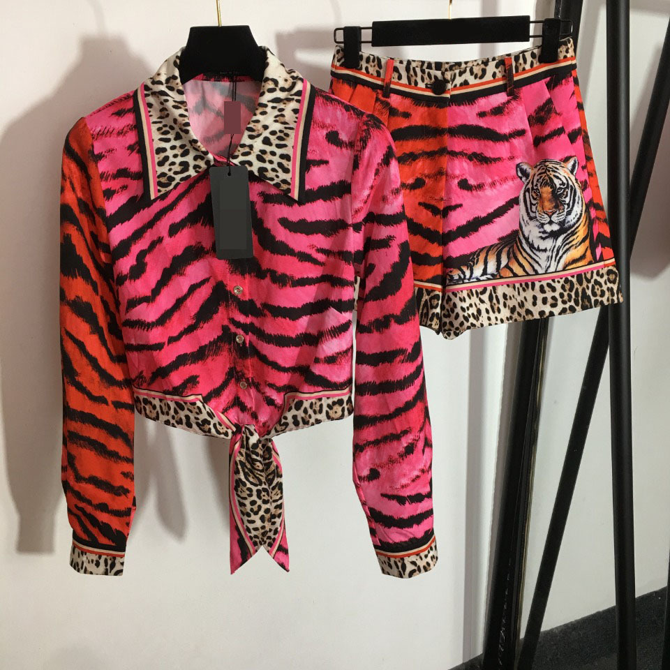 719 XL 2022 Autumn Summer Brand Same Style Short Pants Lapel Neck Red Two PIeces Sets High Quality Women's Two Piece Polyester MEIYI, Customize
719 XL 2022 Autumn Summer Brand Same Style Short Pants Lapel Neck Red Two PIeces Sets High Quality Women's Two Piece Polyester MEIYI, Customize