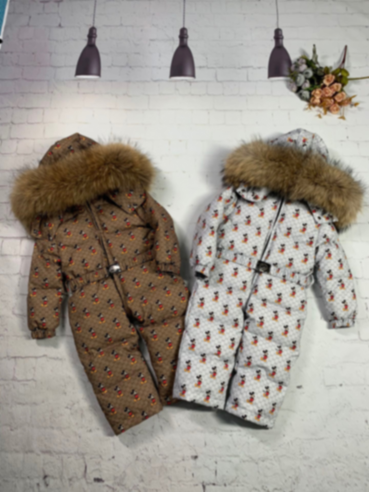 luxury designer Thick warm Down Baby Kids letter Real raccoon fur collar collar White duck down Rompers boy girl jacket top quality
luxury designer Thick warm Down Baby Kids letter Real raccoon fur collar collar White duck down Rompers boy girl jacket top quality