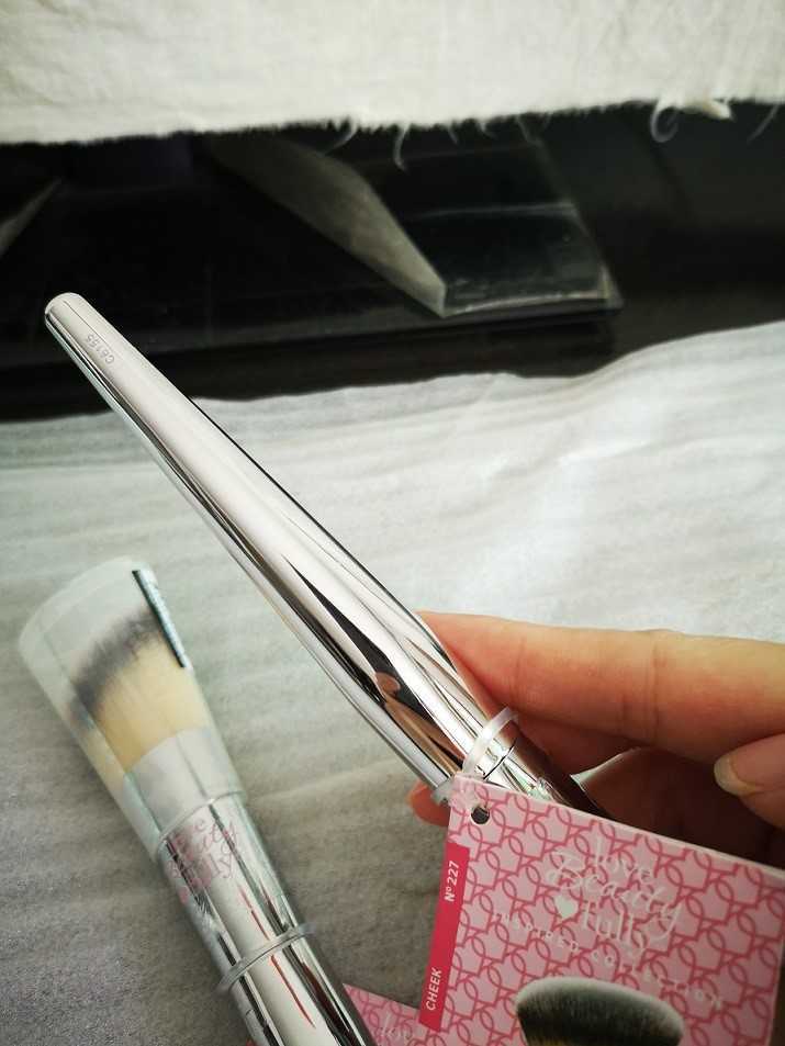 Flawless Blush Brush 227 Love Beauty Fully Angled Cheek Blusher Buffing Single Makeup Brush Sealed Packing with Tag Contour Sculpting Powder