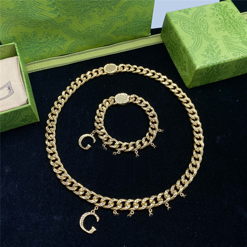 Stylish Letter Pendant Necklace Metal Letters Chain Bracelet High Quality Thick Necklaces With Gift Box, As pic
Stylish Letter Pendant Necklace Metal Letters Chain Bracelet High Quality Thick Necklaces With Gift Box, As pic