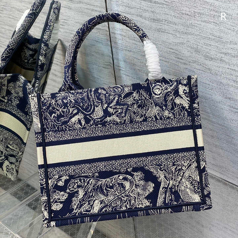 Luxury Top Original Totes Bags Grey Tiger Embroidery Book Handbag Tote Women's Classic Handle Laptop Large Capacity Shopping Designers Bag Commuting Canvas Iyf4, #1
Luxury Top Original Totes Bags Grey Tiger Embroidery Book Handbag Tote Women's Classic Handle Laptop Large Capacity Shopping Designers Bag Commuting Canvas Iyf4, #1