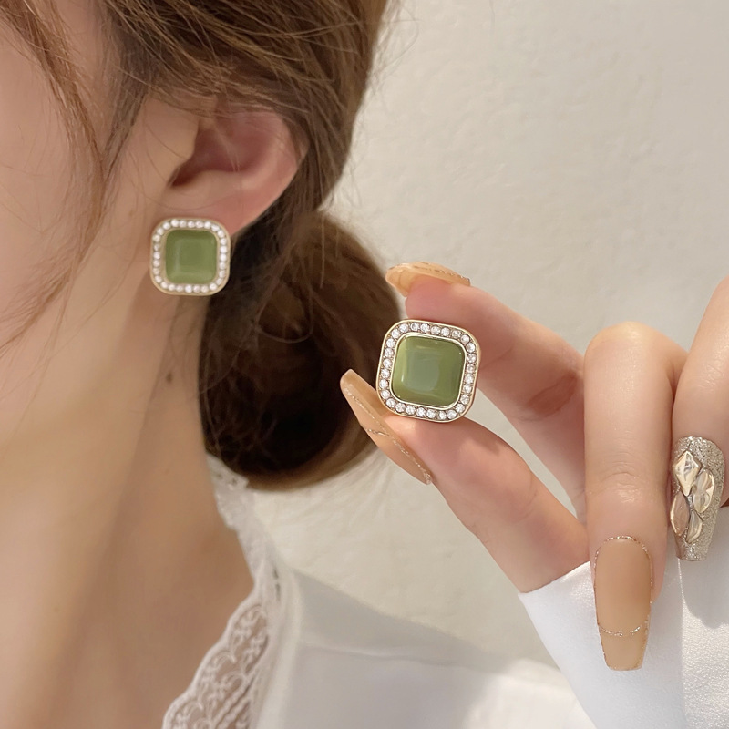 S925 Silver Needle Simple Geometry Green Earrings Temperament Diamond Studded Summer Small Fresh Ear Clip No Holes
S925 Silver Needle Simple Geometry Green Earrings Temperament Diamond Studded Summer Small Fresh Ear Clip No Holes