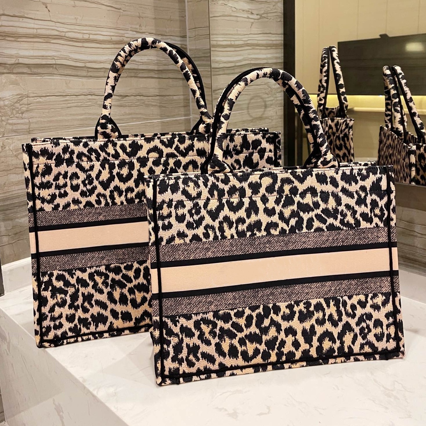2 size top Designer Tote Bag Canvas shopping bags Handbags Classic One Shoulder women Luxurys Designers embroidered fashion large capacity big sizes, Gift
2 size top Designer Tote Bag Canvas shopping bags Handbags Classic One Shoulder women Luxurys Designers embroidered fashion large capacity big sizes, Gift