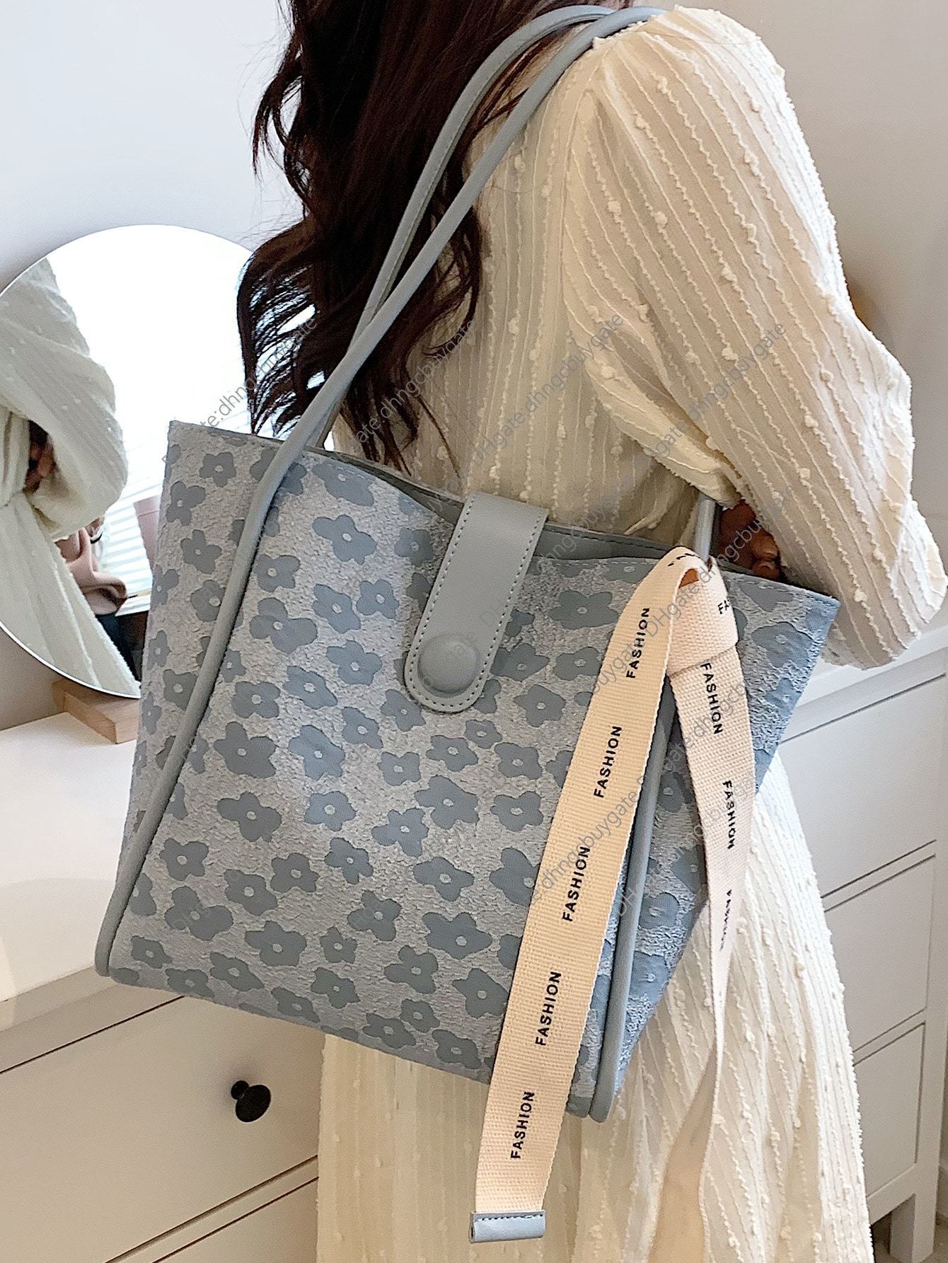 Flower Designer Bag Pattern Letter Tape Decor Shoulder Tote Handbag Leather Luxury Brand Fashion Wallet crossbody bag Handbag Leather, Blue
Flower Designer Bag Pattern Letter Tape Decor Shoulder Tote Handbag Leather Luxury Brand Fashion Wallet crossbody bag Handbag Leather, Blue