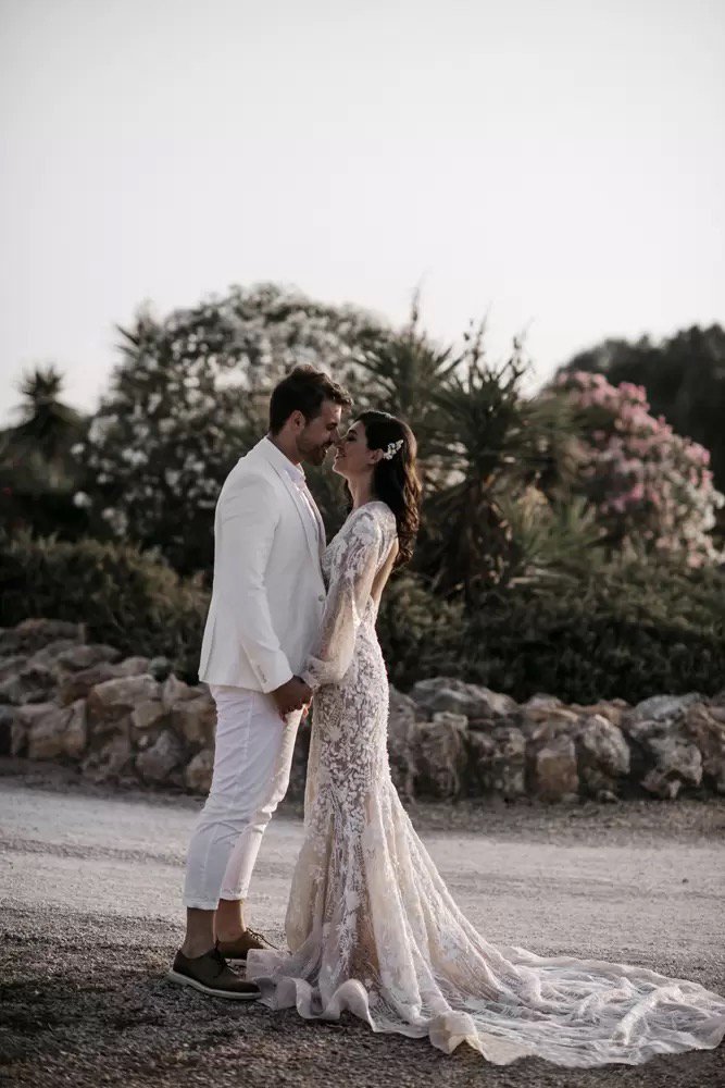 2022 Long Sleeve Country Wedding Dresses V Neck Lace Appliques Sexy Backless Vestidos De Novia Sweep Train A Line Beach Wedding Gowns