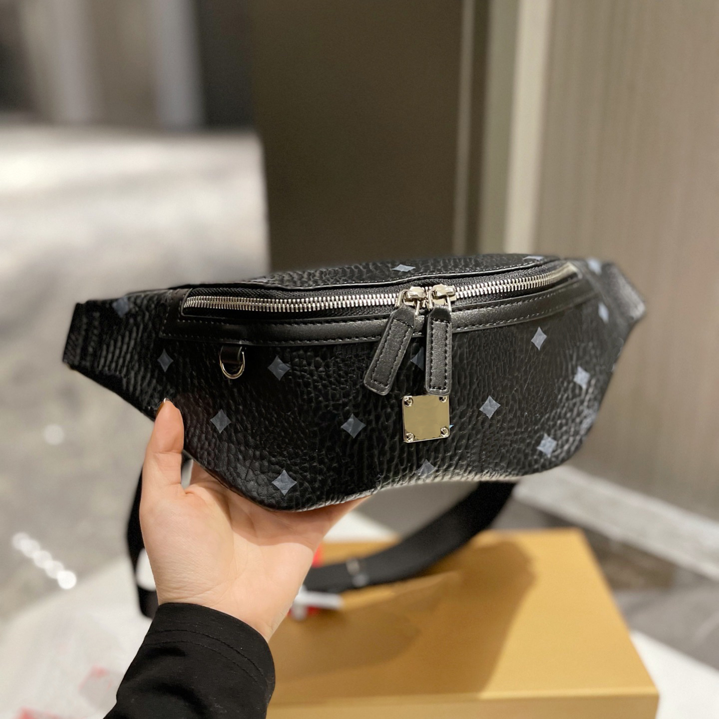 Fanny Pack Designers Luxurys woman waist bags temperament versatile solid color women messenger bag letter Fashion Leisure large capacity Wallet nice good, As pics
Fanny Pack Designers Luxurys woman waist bags temperament versatile solid color women messenger bag letter Fashion Leisure large capacity Wallet nice good, As pics