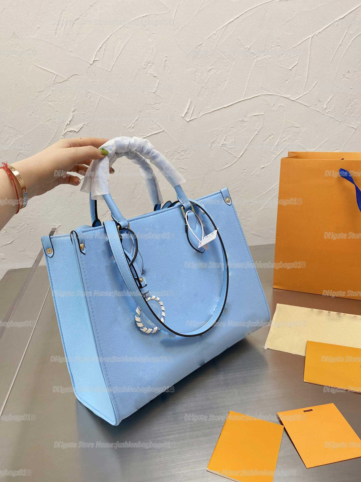 high quality ONTHEGO big number handbags brands woman shoulder bag designers leather flowers handbag classic women shopping tote fashion totes
high quality ONTHEGO big number handbags brands woman shoulder bag designers leather flowers handbag classic women shopping tote fashion totes