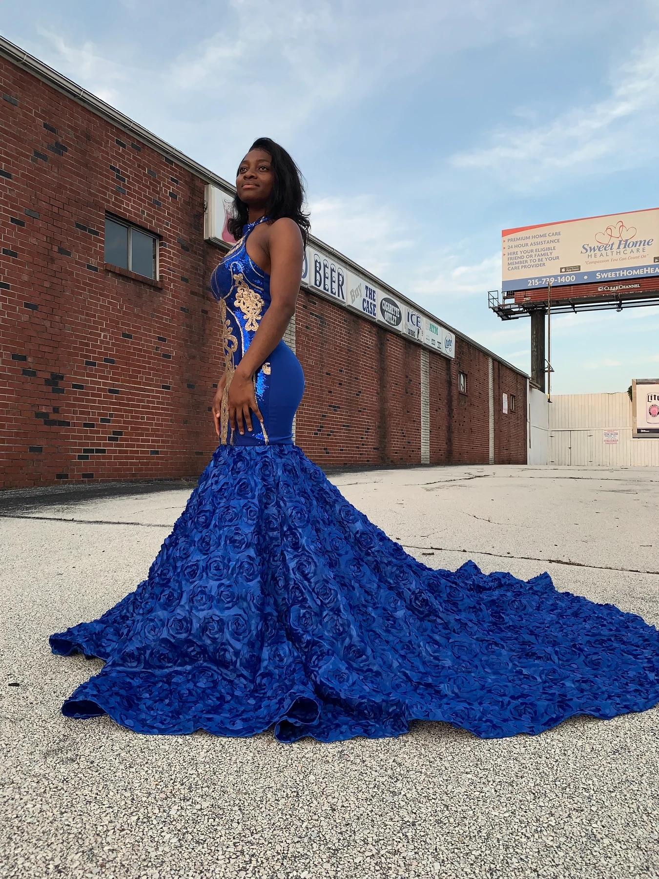 Plus Size Royal Blue Evening Dresses African 2022 Halter Neck Backless Trumpet Prom Dress Black Girls Gold Sequin Formal Party Dubai Arabic Robes De S