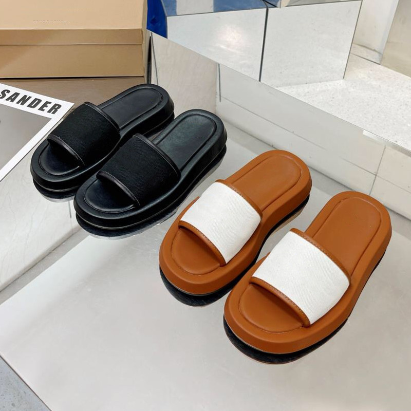 2022 Women Sandals Classic Embroidered Plaid Slippers Designer Platform Dresses Flip-Flops Macarons Rubber Leather Flat Jelly Shoes Black White Sliders
2022 Women Sandals Classic Embroidered Plaid Slippers Designer Platform Dresses Flip-Flops Macarons Rubber Leather Flat Jelly Shoes Black White Sliders