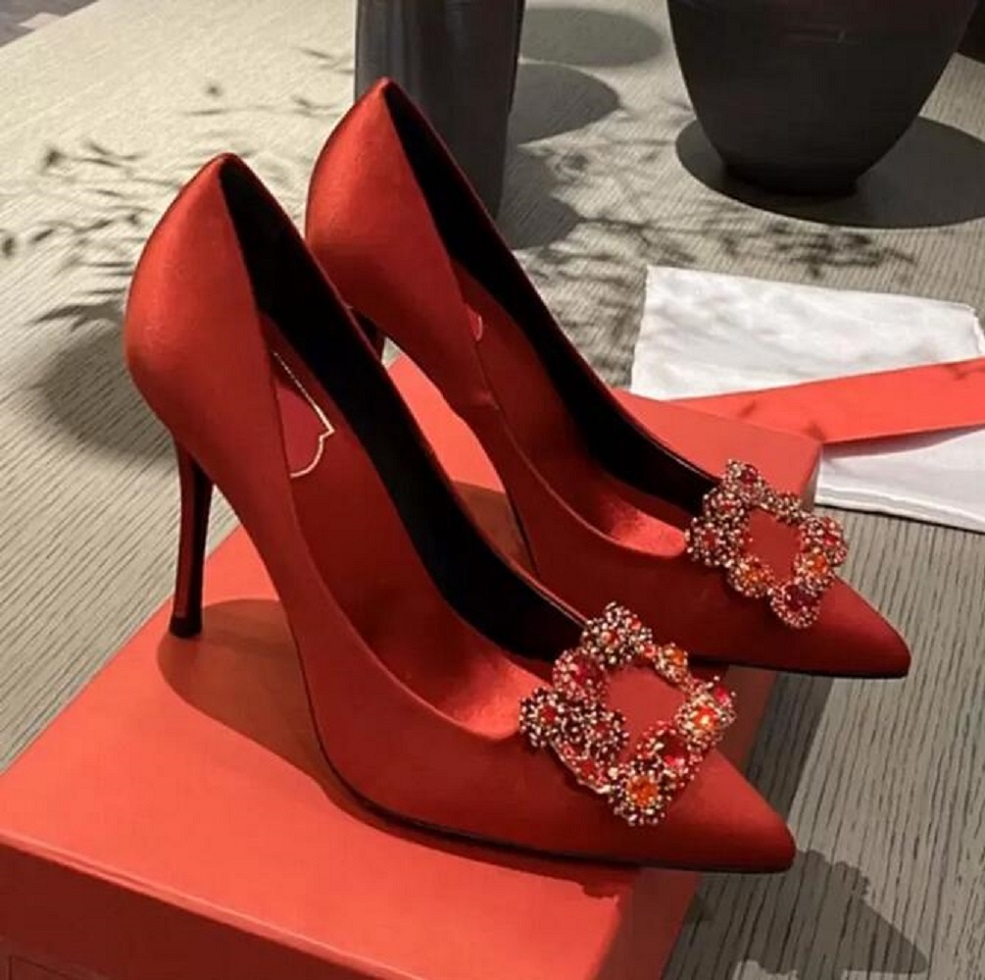 22s Designer women Shoes Ari Dress Wedding Sandals Flower Strass silk satin shoes Luxurious Evening Top flat Elegant Ladies Footwear
22s Designer women Shoes Ari Dress Wedding Sandals Flower Strass silk satin shoes Luxurious Evening Top flat Elegant Ladies Footwear