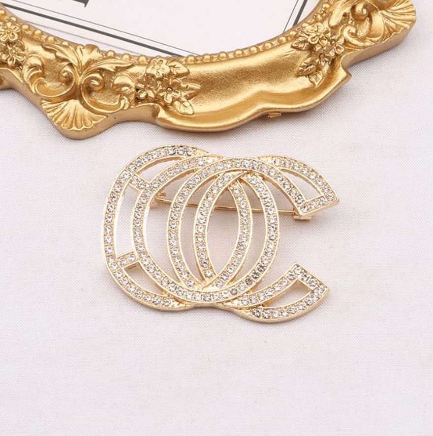 Gold Silver Women Letters Brooches Vintage Hollow Chain Design Small Sweet Wind 18K Gold Plated Pearl Crystal Pins Party Accessories Specifications
Gold Silver Women Letters Brooches Vintage Hollow Chain Design Small Sweet Wind 18K Gold Plated Pearl Crystal Pins Party Accessories Specifications