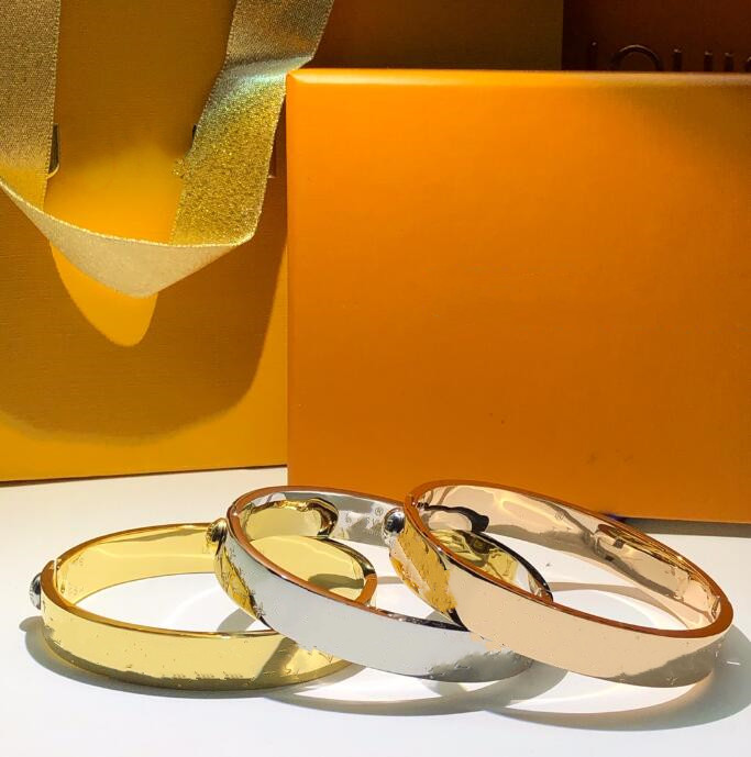 Fashion Designer Bracelet Letter Bracelet For Men and Women CNC Lover bracelets With Gift Box
Fashion Designer Bracelet Letter Bracelet For Men and Women CNC Lover bracelets With Gift Box