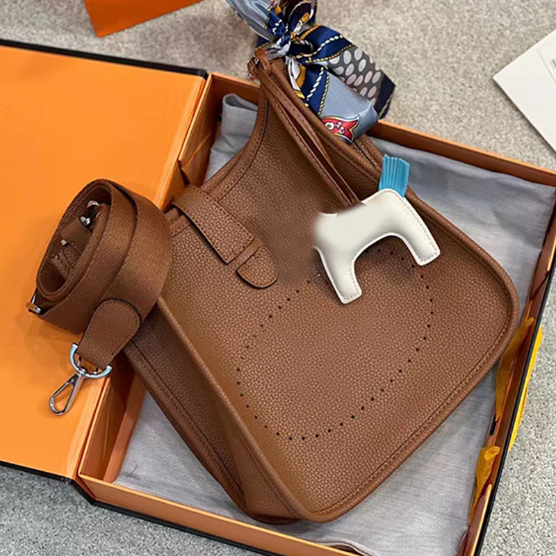 Fashion Genuine Leather Bag For Women Evelyne Designer The GM Bag Chocolat Taurillon Clemence Tote Shoulder Evening Bags Crossbody Hollow Out Storage Handbag
Fashion Genuine Leather Bag For Women Evelyne Designer The GM Bag Chocolat Taurillon Clemence Tote Shoulder Evening Bags Crossbody Hollow Out Storage Handbag