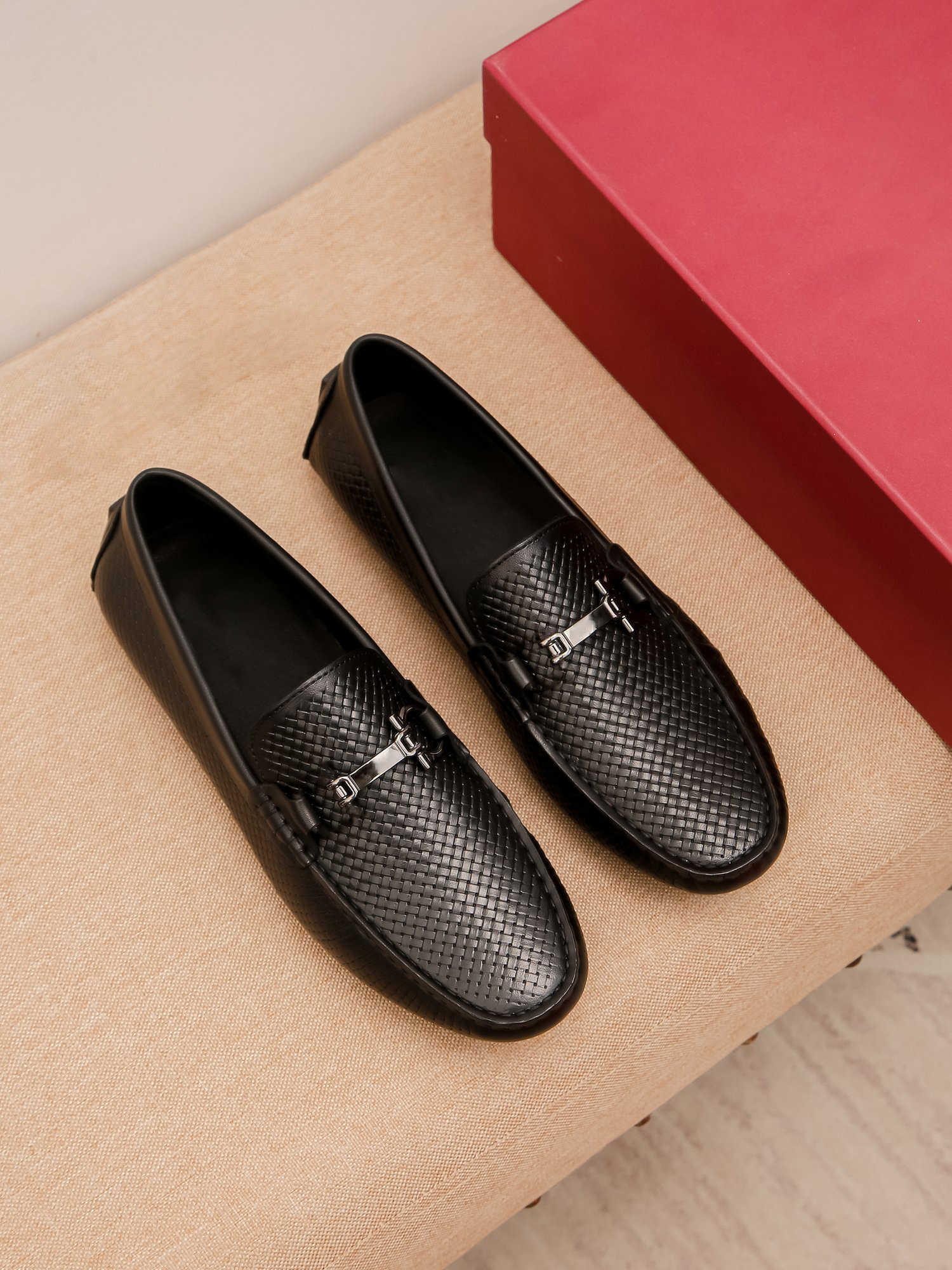 Famous brand Wholesale men's Classic luxury walking shoes designer new Loafers top quality Genuine Leather fashion embossing driving outdoor shoes
Famous brand Wholesale men's Classic luxury walking shoes designer new Loafers top quality Genuine Leather fashion embossing driving outdoor shoes