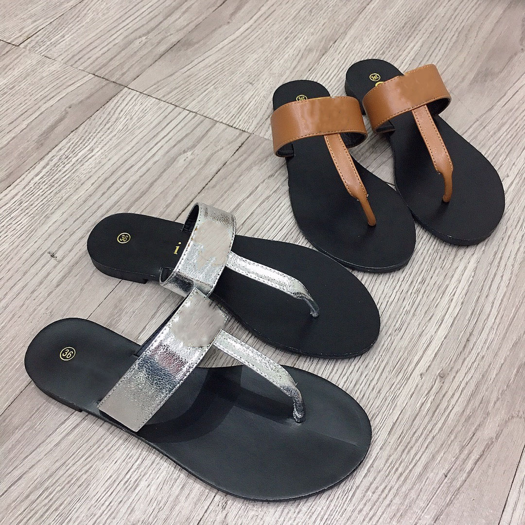 2020 Women Designer Sandals Slippers Leather Summer Flat fashion Slipper Embroidery beach woman Big head letters Slippers Size 35-42, Silver
2020 Women Designer Sandals Slippers Leather Summer Flat fashion Slipper Embroidery beach woman Big head letters Slippers Size 35-42, Silver